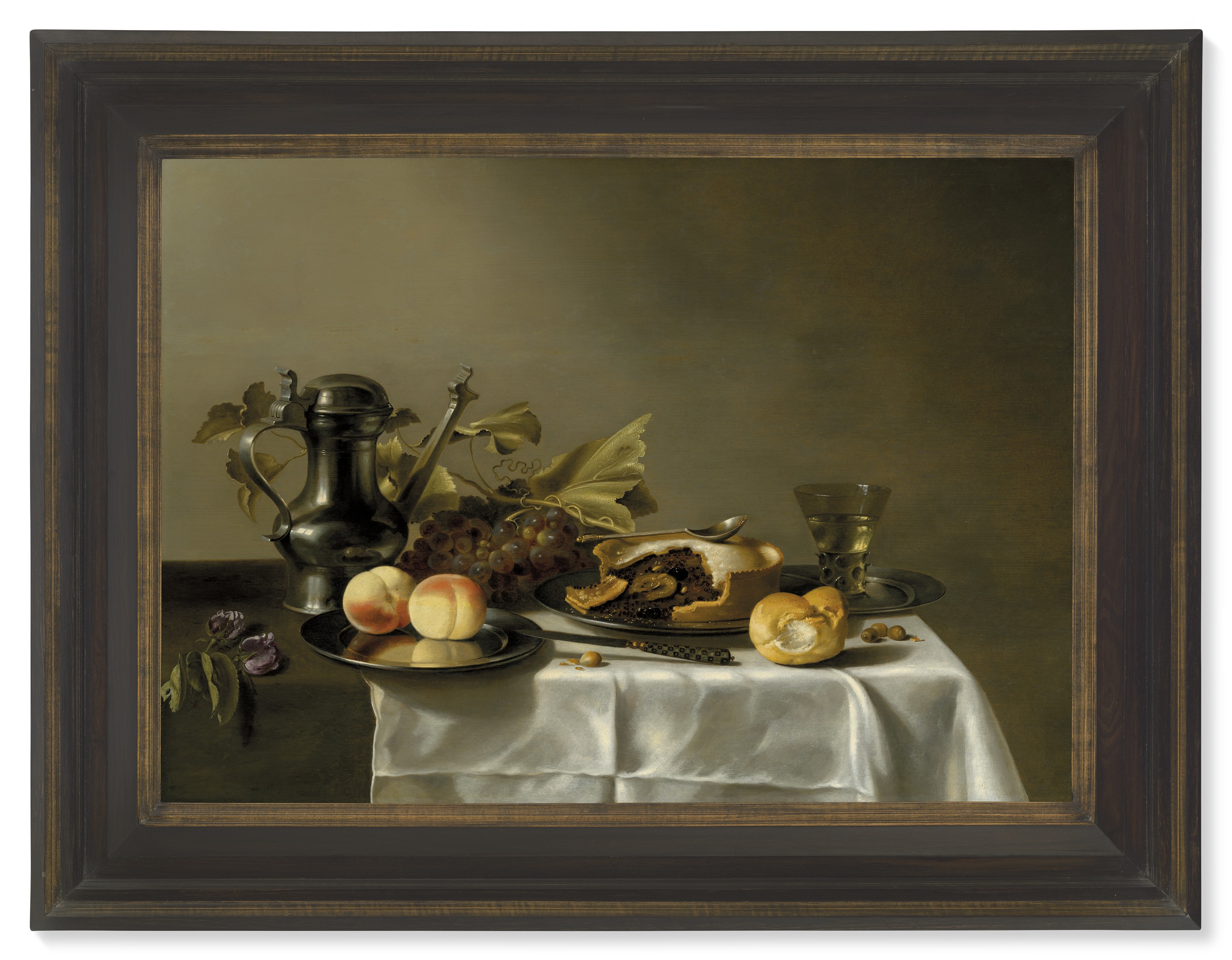 Pieter Claesz — Персики на серебряном блюде, фруктовый пирог, булочка, рулет с черносливом и серебряный кофейник на частично задрапированном столе