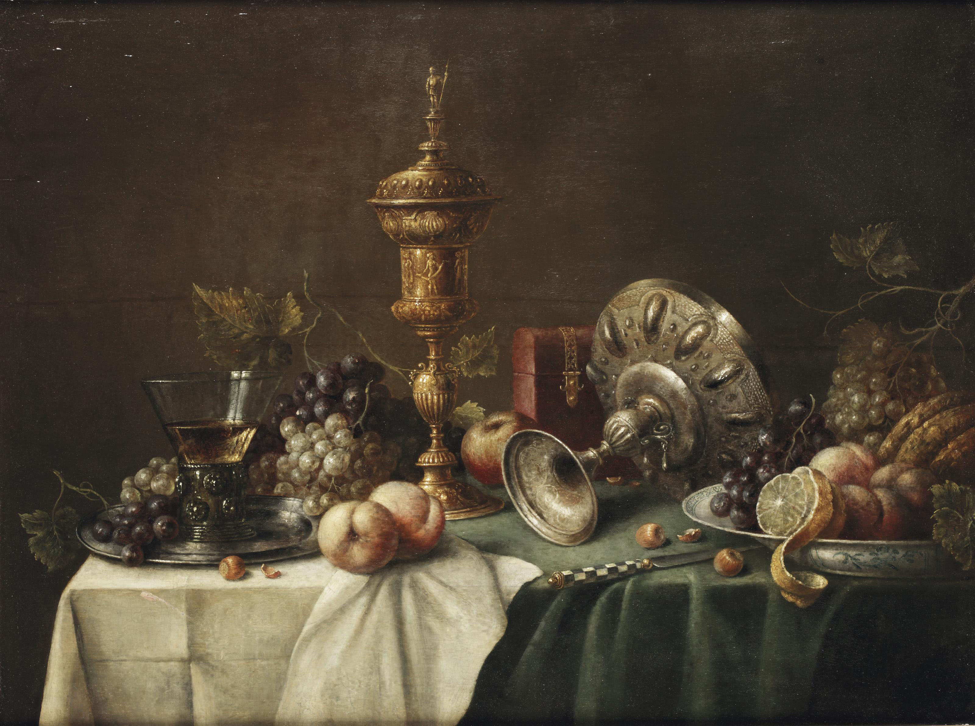 Pieter Claesz — Ремер, красный и белый виноград на оловянной тарелке, золотой кубок, серебряная тазца и красная шкатулка, лимон, персики, виноград и дыня на фарфоровой тарелке, персики, фундук и нож - все это на накрытом столе