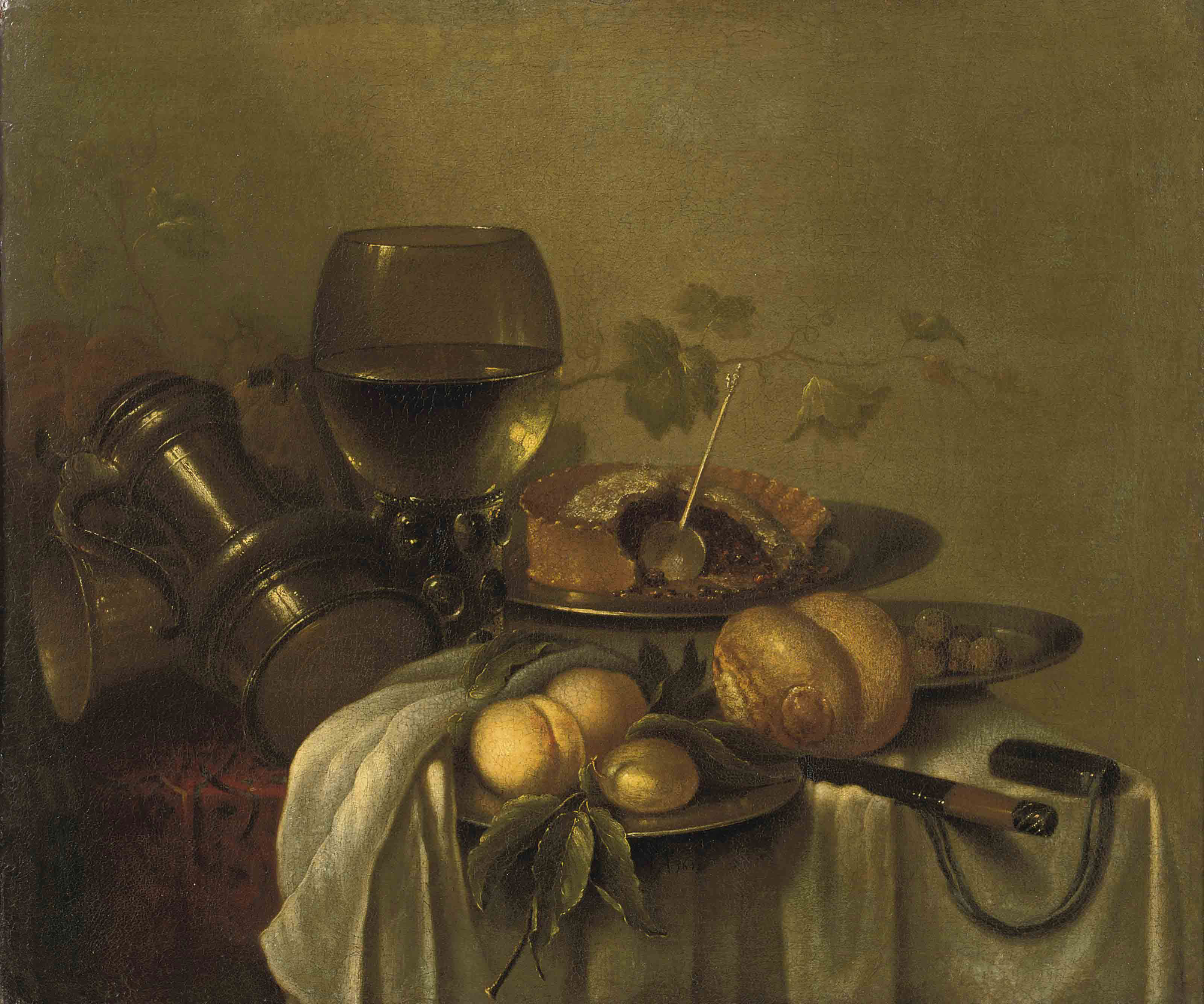 Pieter Claesz — Персики на серебряном блюде, перевернутый оловянный кувшин, кувшин с белым вином, булочка, оливки и пирог на серебряном блюде, а также другие предметы на частично задрапированном столе
