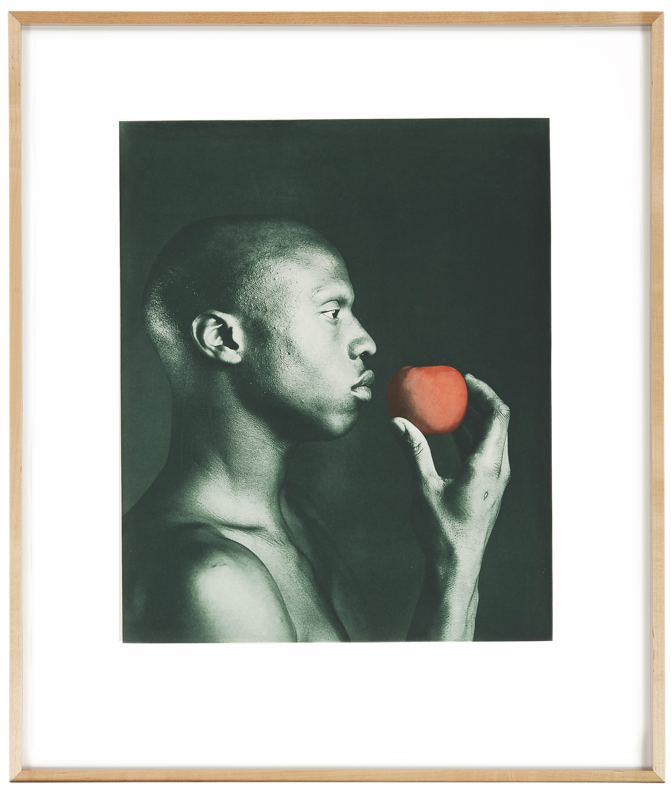 Robert Mapplethorpe — Без названия №3 (зеленая фигурка с яблоком), из портфолио Кена Муди