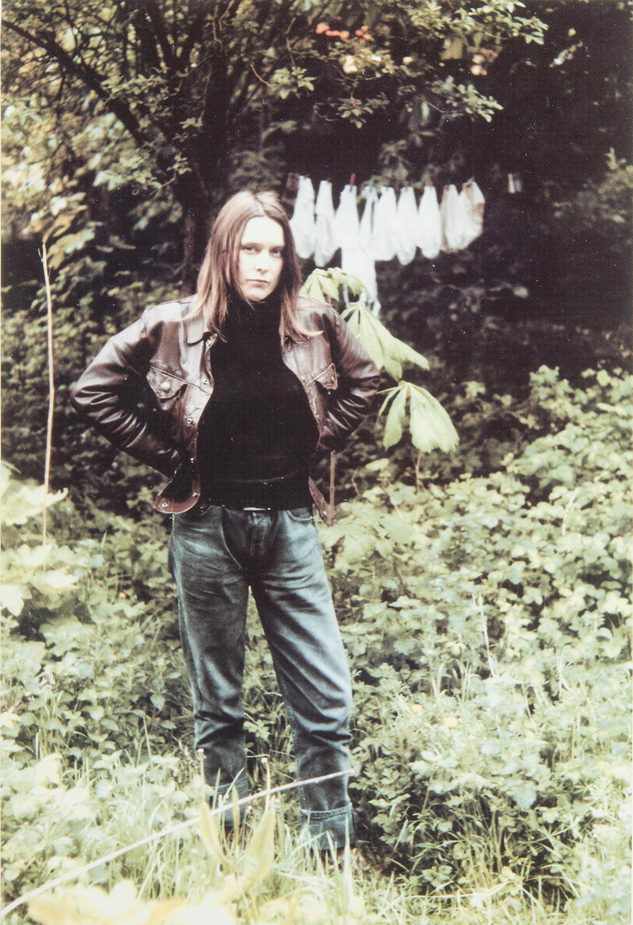 Sarah Lucas — Автопортрет в трусиках