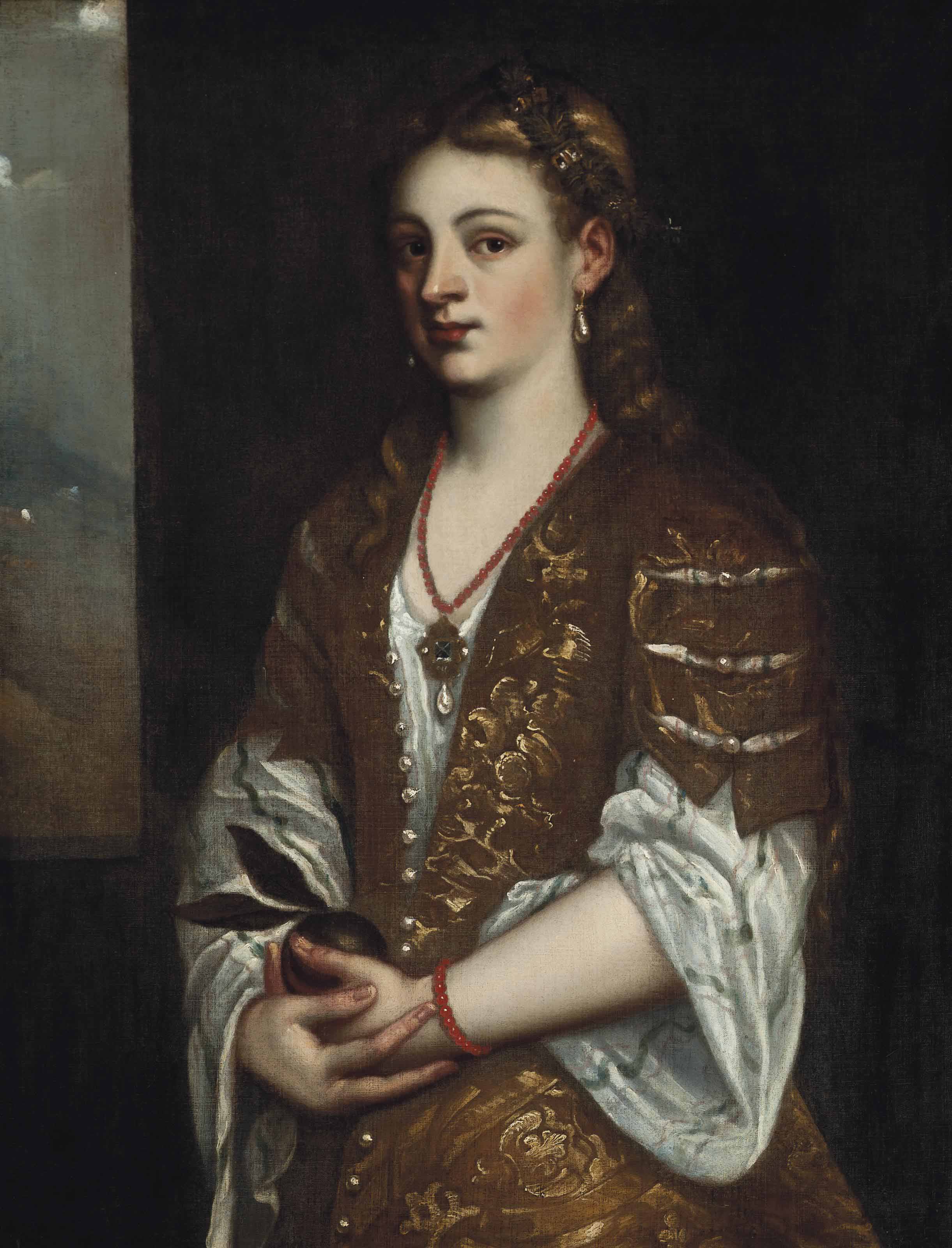 Titian — Портрет дамы в три четверти роста, в платье из золотой парчи с жемчужными пуговицами, с коралловым ожерельем и подвеской в виде жемчужной капли, держащей в руке фрукт, в интерьере