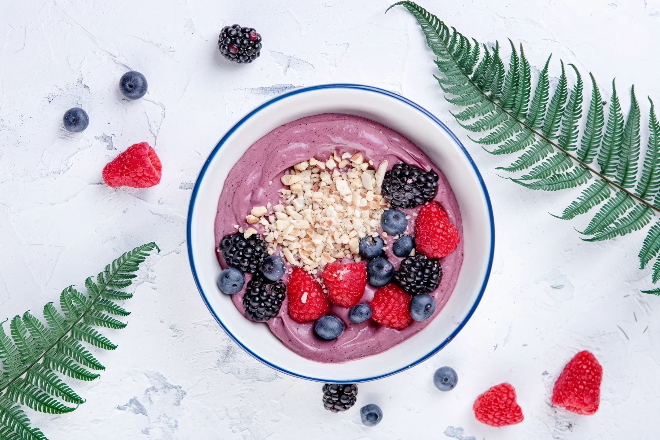 Смузи боул с ягодами и орехами