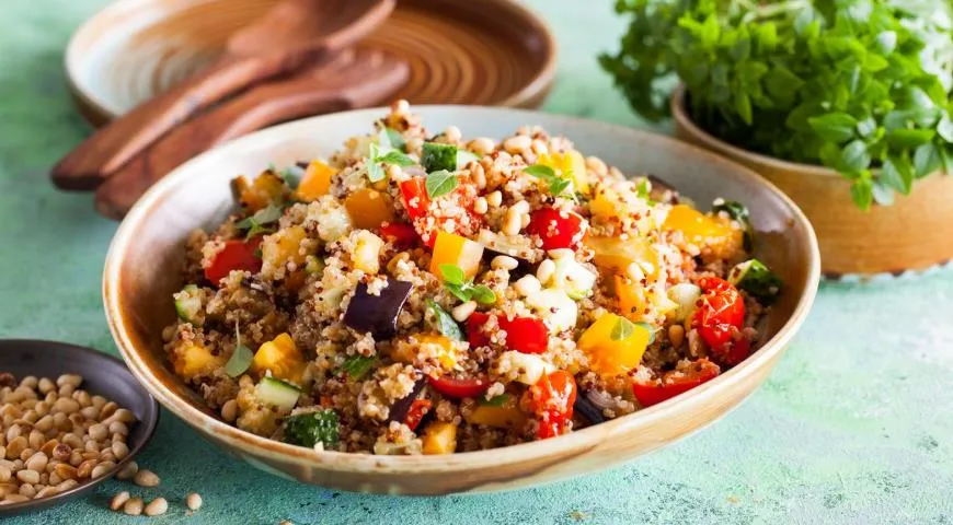 Киноа с овощами и орехами