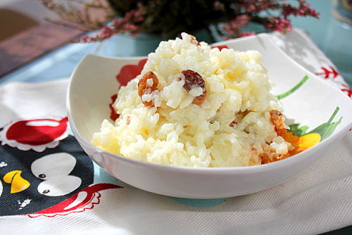 Рисовая каша на молоке с изюмом