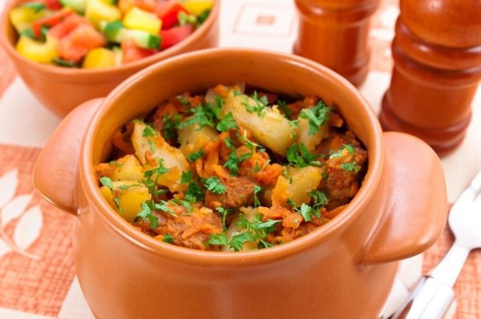 Жаркое по-домашнему в горшочках