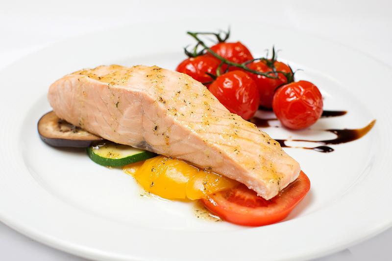 Лосось с овощами на пару