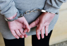 Необычное завершение бесплатного отпуска: история с двумя чемоданами Woman in handcuffs behind her back