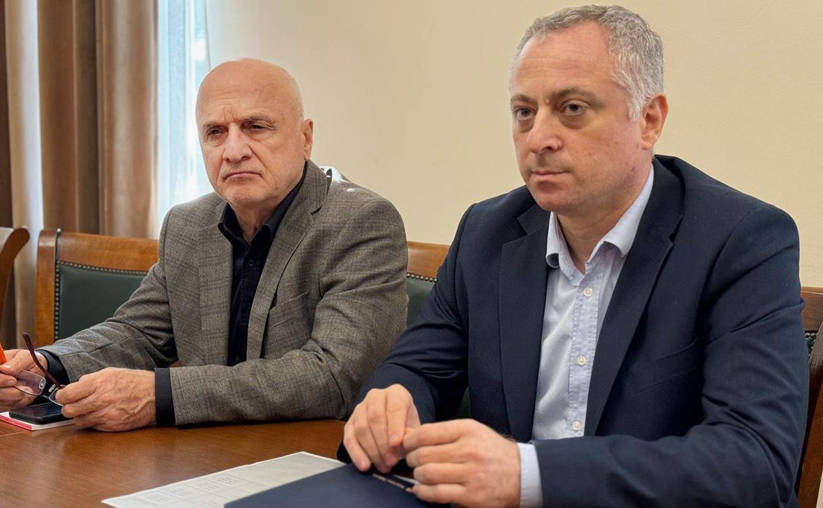 Бадра Гунба (справа) (пресс-служба Президента Абхазии)