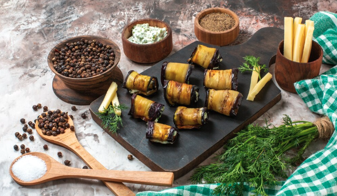 Рулетики из баклажанов с сыром и чесноком: лучшее решение к новогоднему застолью