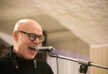 Новогодний райдер группы «Моральный кодекс»: праздничные условия легендарных музыкантов 6f2c5aec-fdbc-4cb5-a17e-0c46367333d3-67bdb6a6