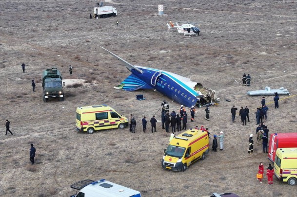 В аэропорту казахстанского Актау утром в среду разбился самолет Embraer 190 азербайджанской авиакомпании AZAL, который летел из Баку в Грозный. На борту находились 67 человек, известно, что 28 удалось выжить. По предварительным данным, причиной катастрофы стало столкновение самолета с птицами