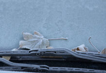 Эффективные способы борьбы с замёрзшим лобовым стеклом автомобиля 7523926f-1e94-40f7-a9b2-1f0fdead85af-67a4e818