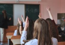 Бывшую учительницу обвинили в неподобающих отношениях с учеником 759cd879-8314-4f1b-ade2-be7713b5b494-67b69cc3