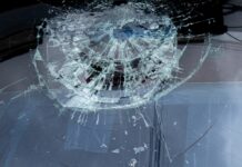 Жестокая охота: военком разбил стекло машины при попытке поймать водителя для фронта d80d352d-a920-4d0d-8542-e723db55273e-67c38e3c