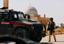 Перспективы российского военного присутствия в Сирии: текущая ситуация и будущие решения A Russian soldier is seen near the Nasib border crossing with Jordan in Deraa