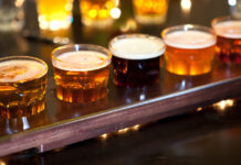 Изменения в пивоваренной индустрии: новые перспективы для российского рынка Set of glasses of light and dark beer on a pub background