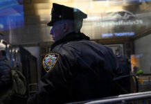 Трагический инцидент в Новом Орлеане: оперативные действия полиции предотвратили дальнейшие жертвы A police officer guards during a protest against increased New York Police Department presence on the subway system in Brooklyn