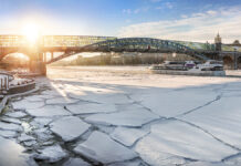 AndrewsBridgeAcrossTheMoscowRiverInTheIceSnow