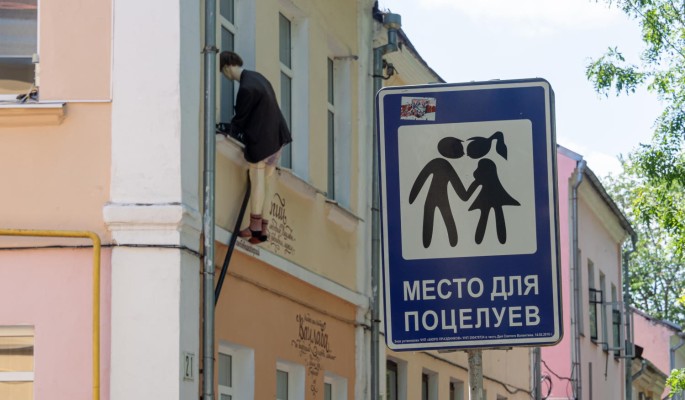 Пока муж далеко: бросившего невесту Кадырова засняли во время страстного поцелуя с Аллой