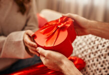 Как элегантно распорядиться нежеланным подарком: практическое руководство с позитивным подходом HappyValentinesDayYoungCoupleInLoveExchangingGiftsWhile