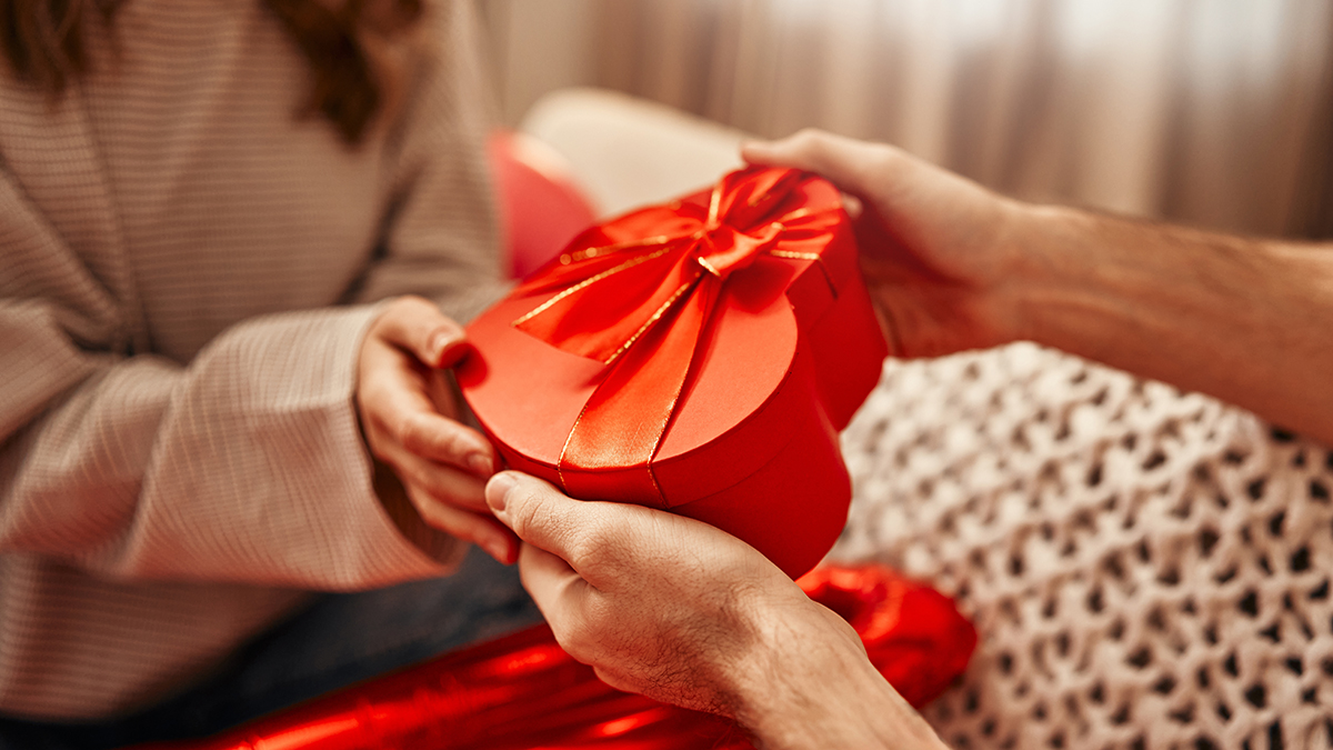 Плохие подарки: как реагировать, если подарили ерунду