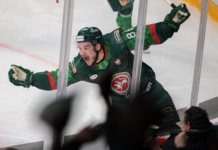 Курьезный момент: телефон хоккеиста "Ак Барса" оказался на льду во время матча 4fca13ec-f814-4e4e-a710-3c09a622bd53-67cf602f