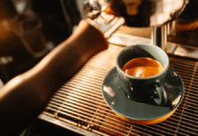Ученые рассказали о неочевидной опасности употребления сладкого кофе EspressoPouringFromCoffeeMachineAtCafebrewingTheEspressoCoffee