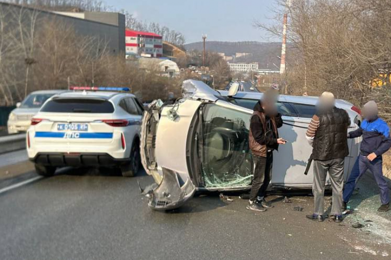 Фото очевидцев тг-канал "novosti_25r" (18+)