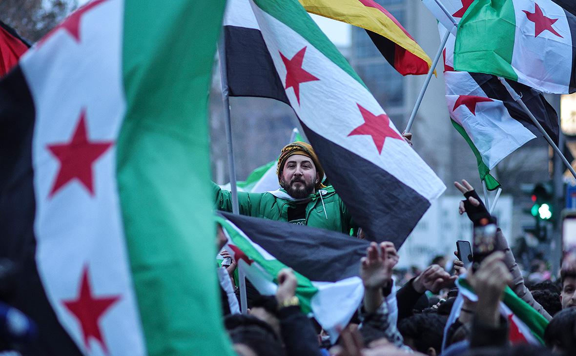 Мигранты из Сирии празднуют падение режима Башара Асада, Берлин, Германия, декабрь 2024 года (Omer Messinger / Getty Images)