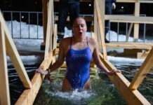 Жители Владивостока совершили радостное крещенское купание на Юбилейном пляже 884e1344-2dba-4717-a800-a692ecb03369-67e13cf0
