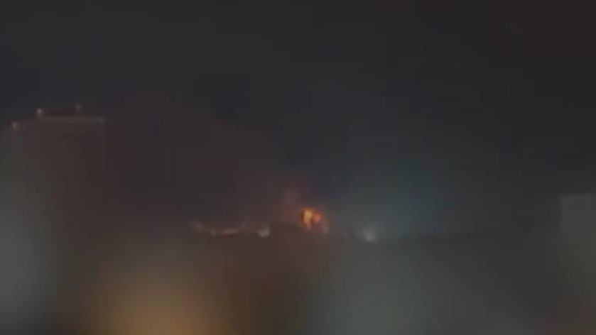 Пожар на промышленном объекте в Энгельсе после атаки ВСУ сняли на видео