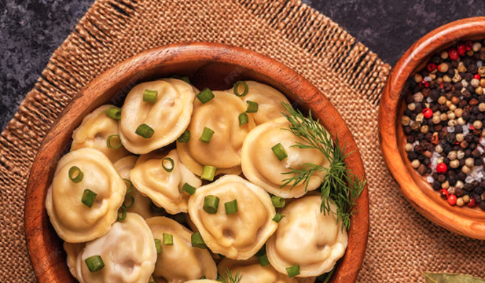 Пельмени в горшочках в духовке с обжаренными грибами: необычный рецепт любимого блюда