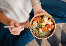 Хорошие новости о глютене от эксперта Дивинской GirlHoldsAPaperPlateWithHealthyFoodSittingOn