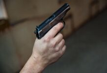 Оперативное задержание пенсионера с оружием в пункте выдачи заказов в Приморье dc64a2e0-0a85-4c06-9bbc-222e3908fdb6-67d54e3c