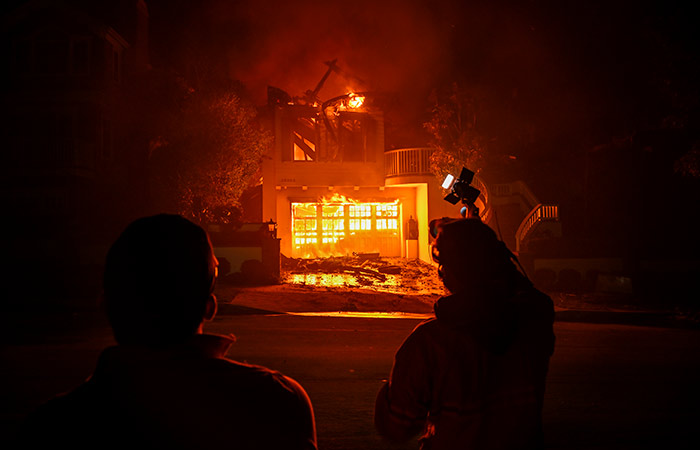 Лесные пожары в Калифорнии уничтожили дома знаменитостей