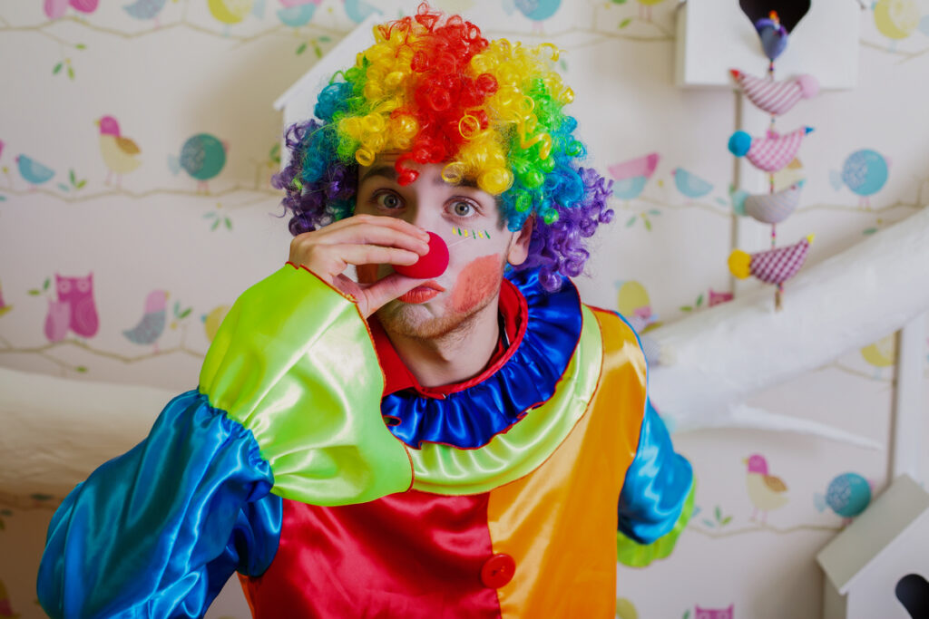 клоун жмет на свой нос
