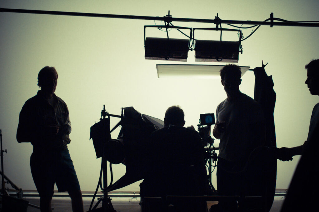 силуэты людей на съемочной площадке