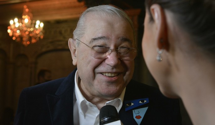 Разводятся: 33-летняя жена Петросяна брызнула ядом в лицо ласкающей старика сопернице