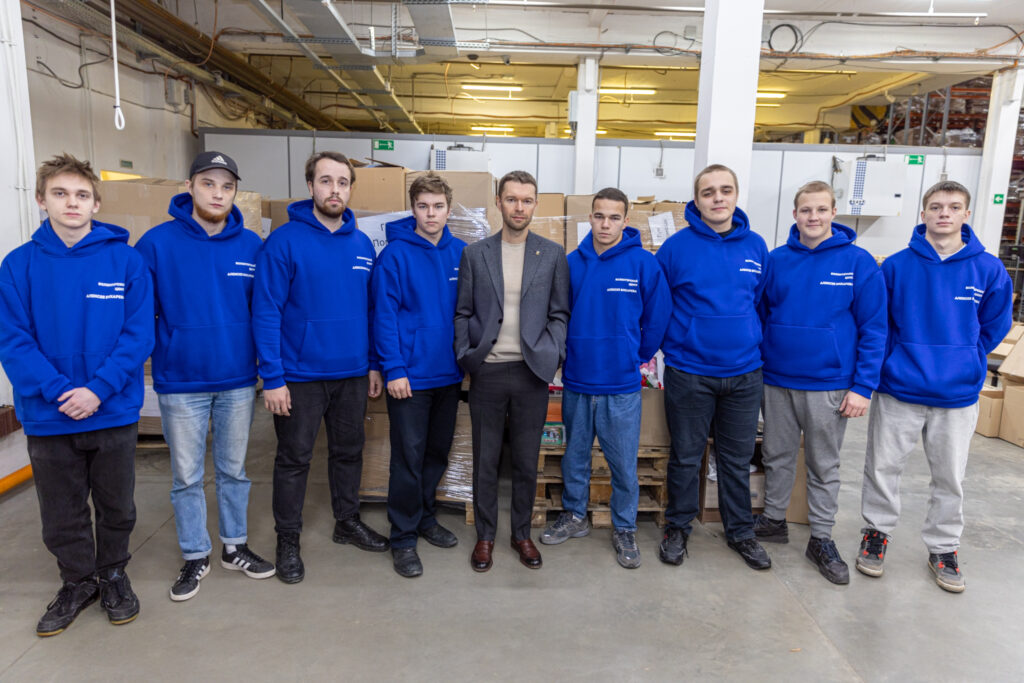 Алексей Вихарев с членами Волонтерского центра