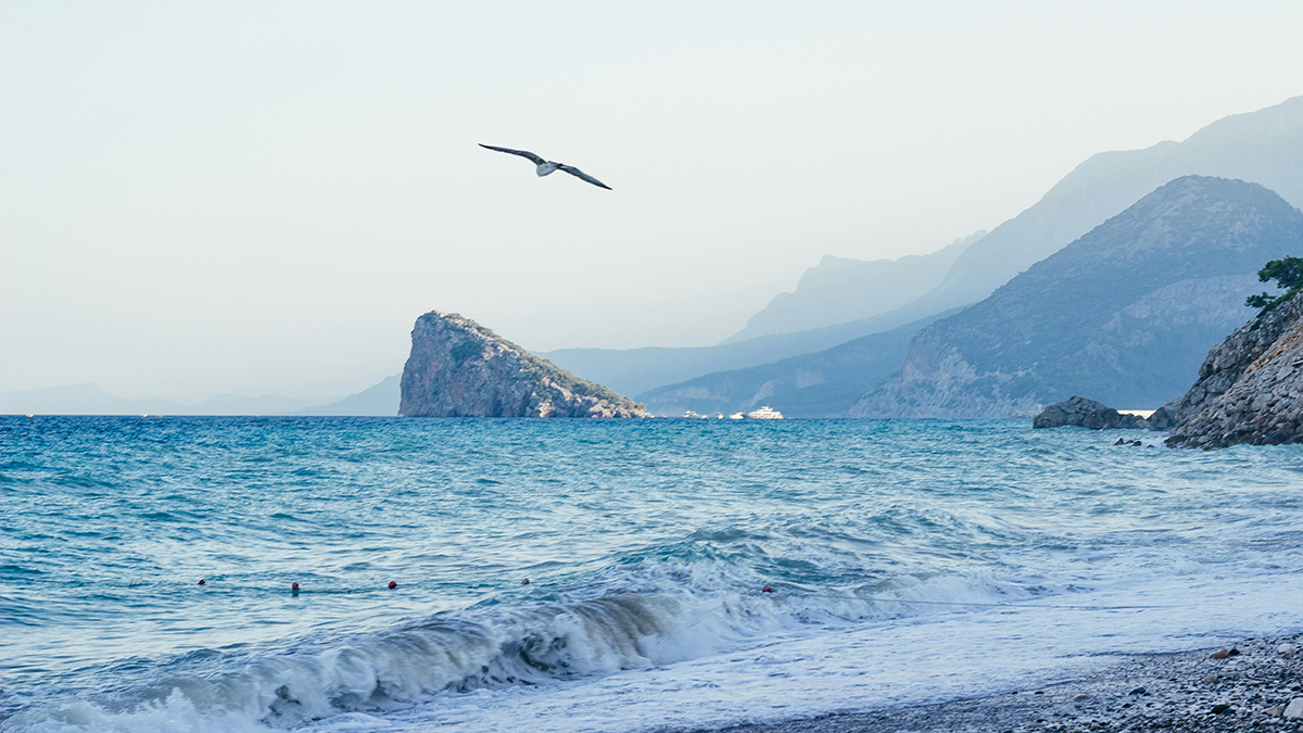 Shot: Туристка из России упала со скалы в Анталье при попытке сделать селфи
