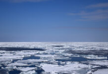 Увлеченные рыбаки на дрейфующей льдине в Охотском море продолжают промысел DriftIceAndSkyInTheSeaOfOkhotsk