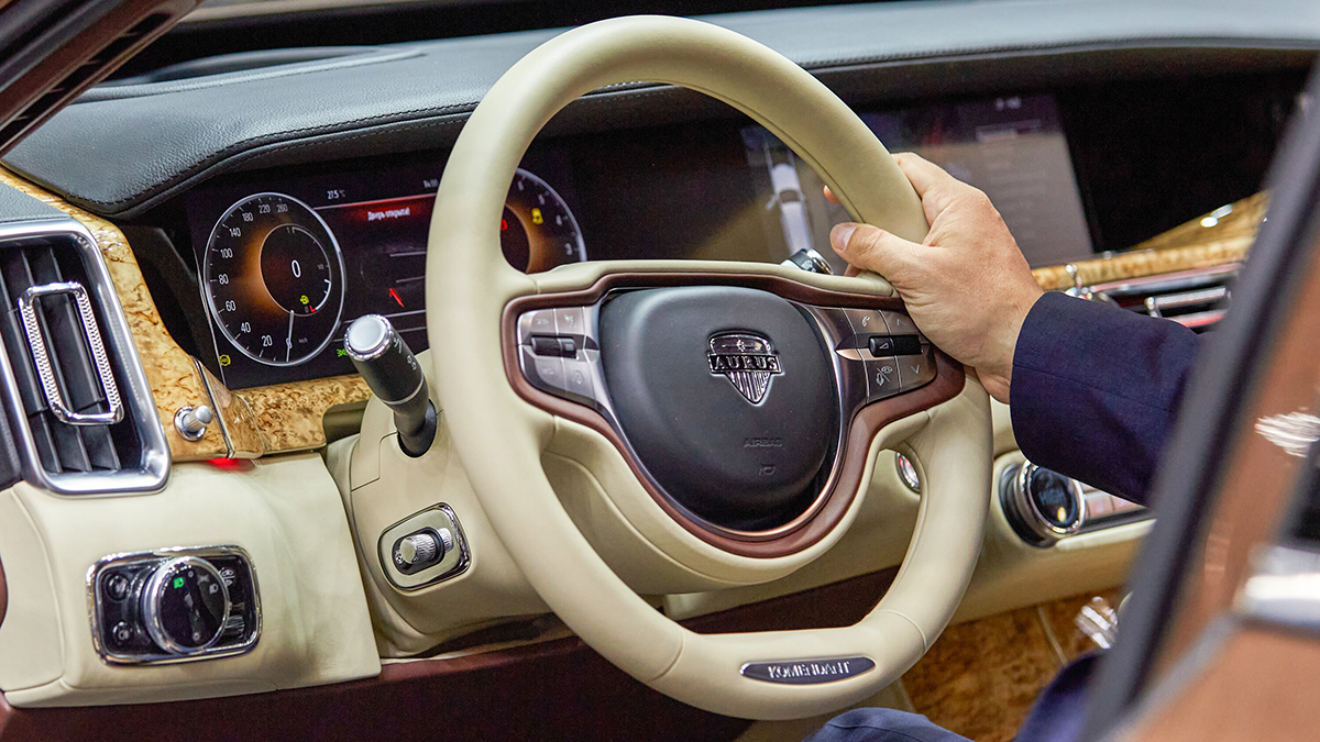 Кто пострадал в ДТП с правительственным автомобилем Aurus в центре Москвы - Mash