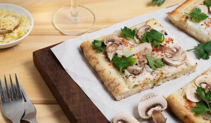 Встречаем неожиданных гостей: быстрый и вкусный тарт с грибами и тимьяном