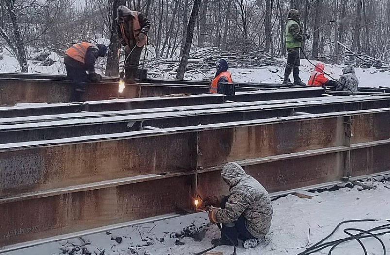 Монтаж пролетов моста через реку Малиновка ведется в Приморье АО &quotПримавтодор&quot