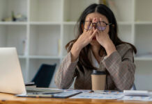 Почему понедельник кажется сложным и как это изменить TiredBusinessWomanSleepyAndBoredFromSittingAtA