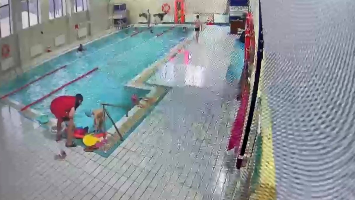 Ребенок едва не утонул в бассейне в Москве: состояние пострадавшего