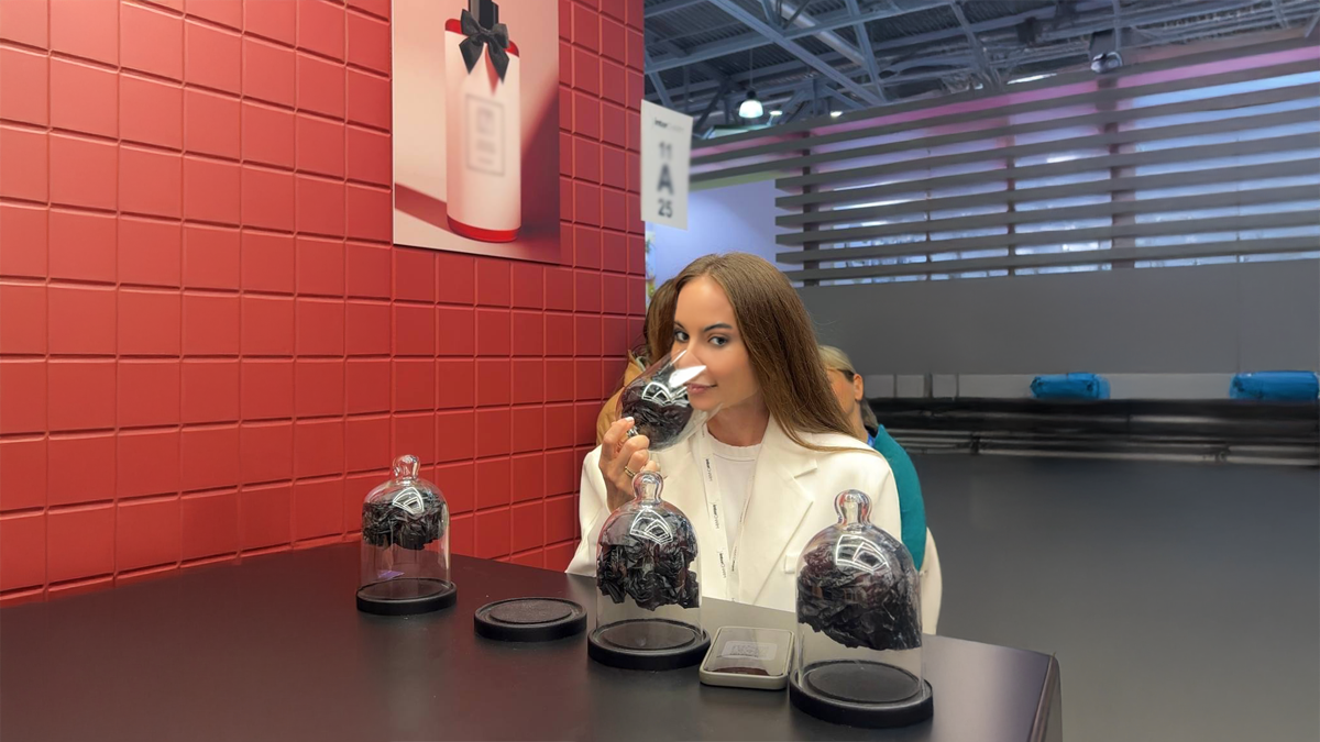 Посетительница стенда La Fabrique на выставке InterCharm