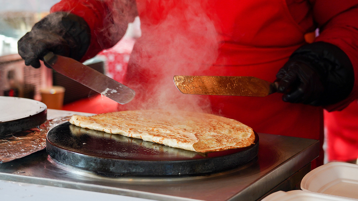 Блины и гулянья: как отметить Масленицу на площадках проекта «Зима в Москве»