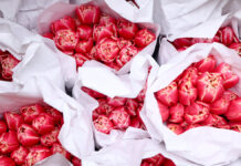 Искусство выбора цветов для прекрасных дам разных возрастов Поздравление с 8 марта на улицах Москвы